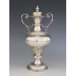 An Edwardian silver twin-handled urn and cover, Goldsmiths & Silversmiths Company, London 1906, of