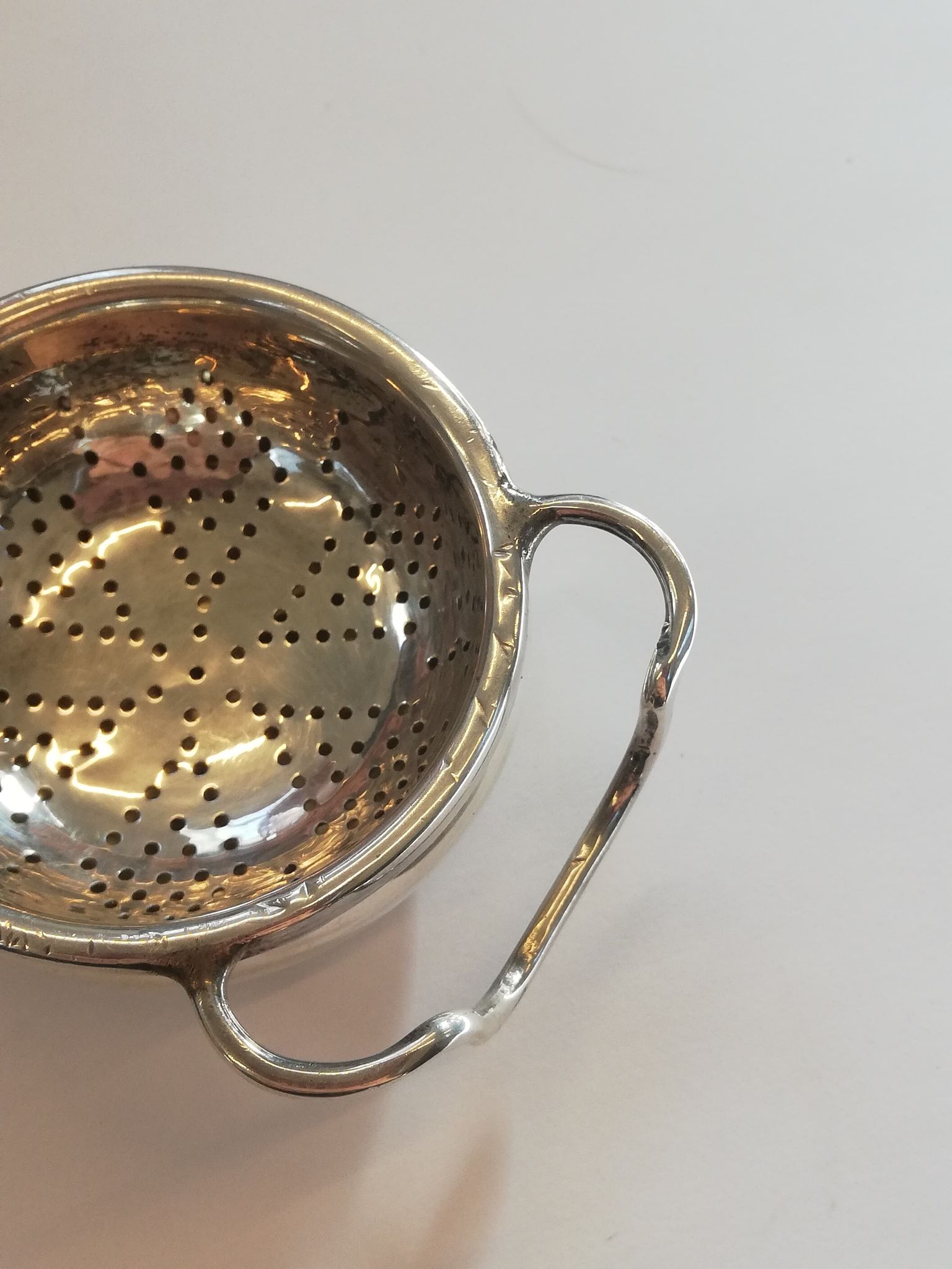 A George V silver tea strainer and stand, W J Myatt & Co, Birmingham 1933, the circular bowl with - Bild 5 aus 11