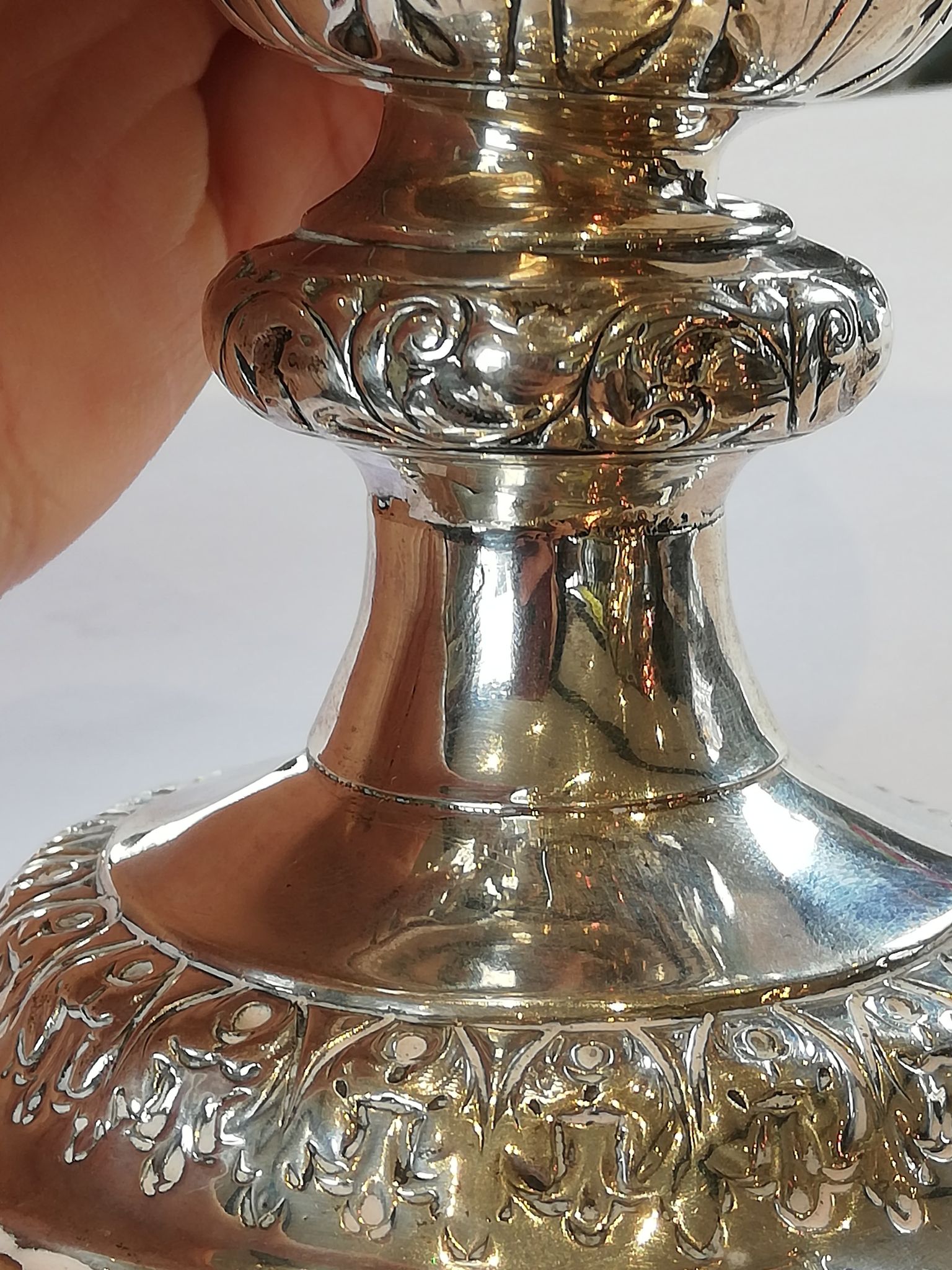 An Edwardian silver twin-handled urn and cover, Goldsmiths & Silversmiths Company, London 1906, of - Bild 11 aus 18