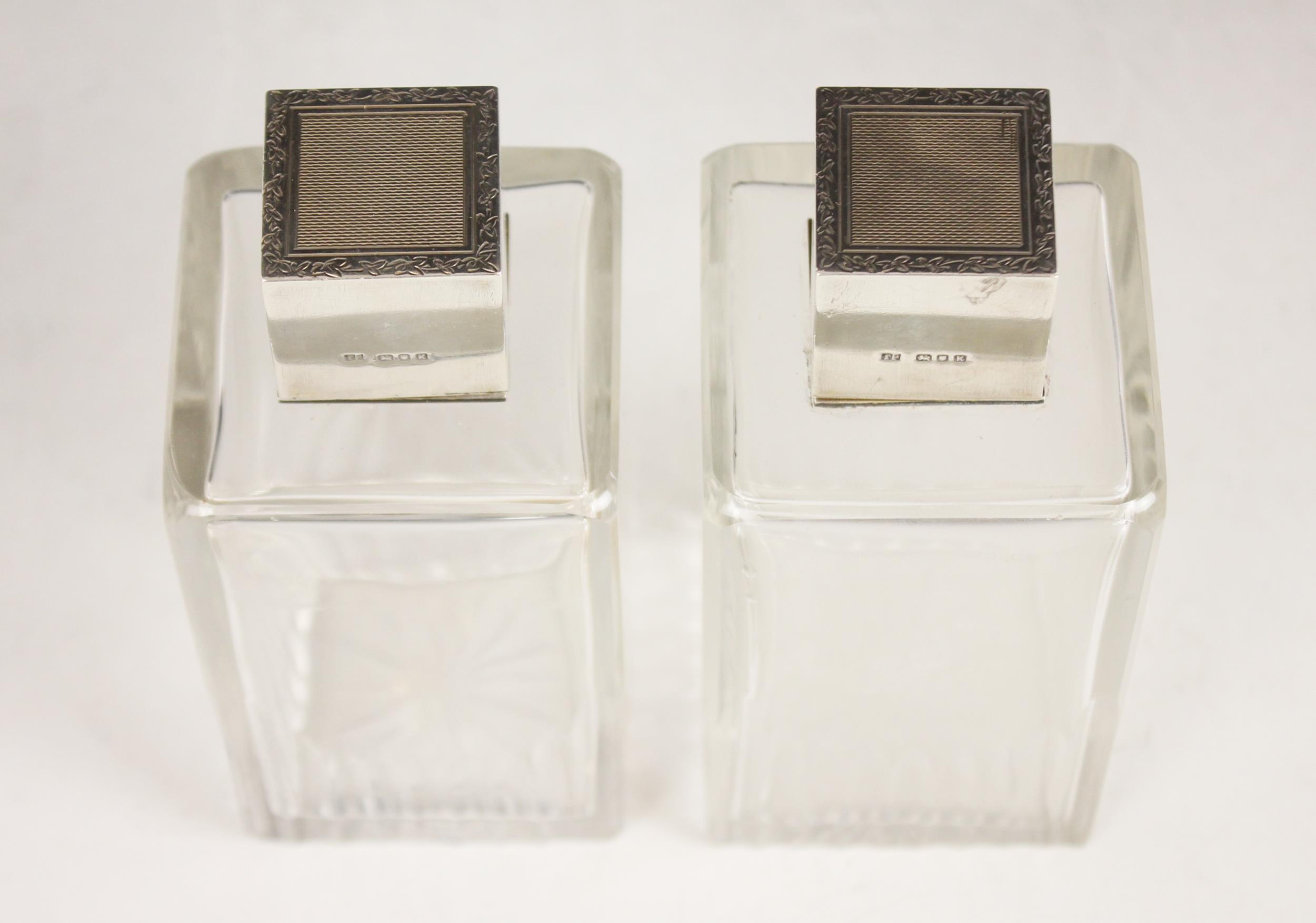 A pair of Art Deco cut glass silver mounted scent bottles, each colourless glass body of rectangular - Bild 2 aus 3