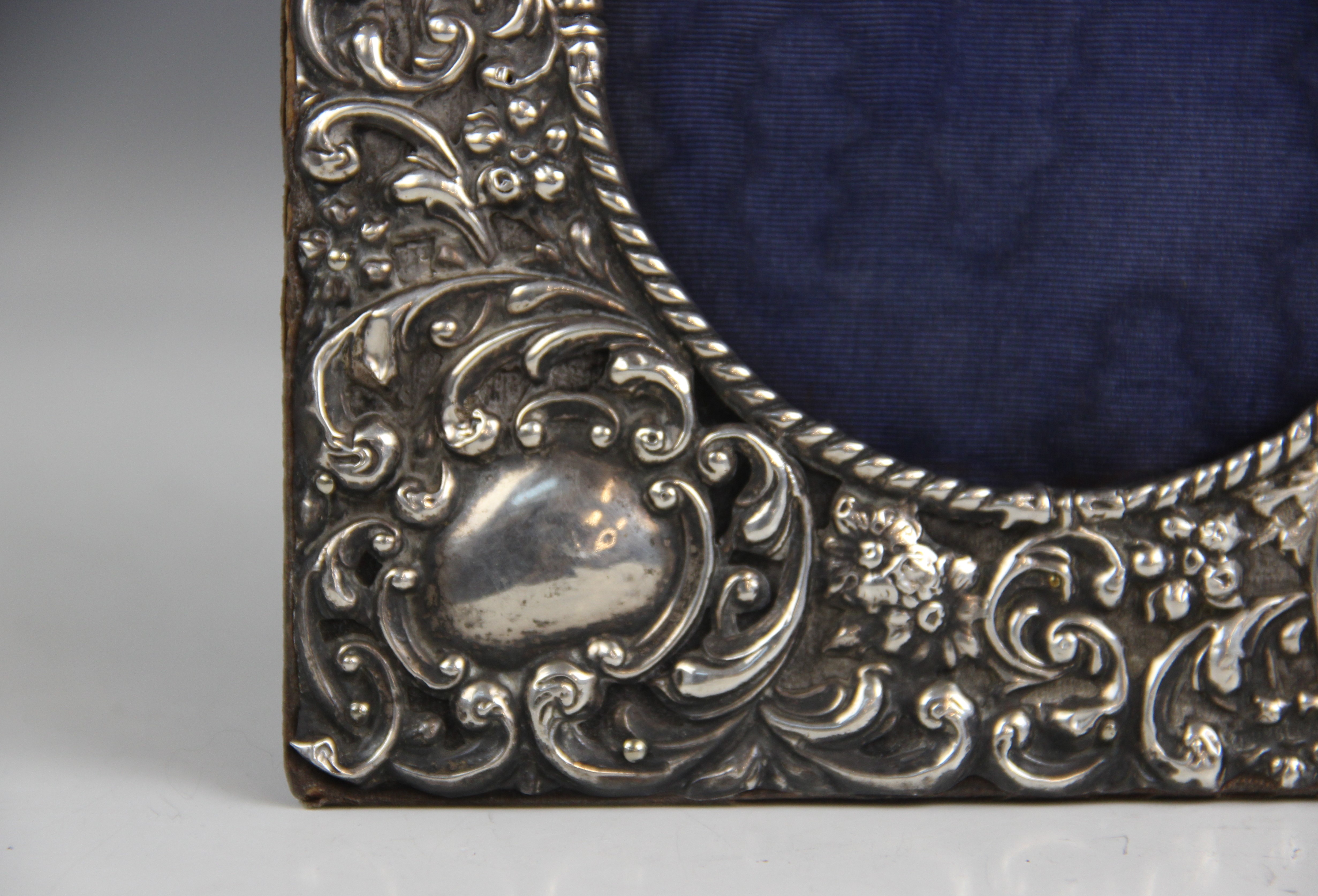 An Edwardian silver mounted photograph frame, W J Myatt & Co, Birmingham 1903, of square form - Bild 5 aus 7