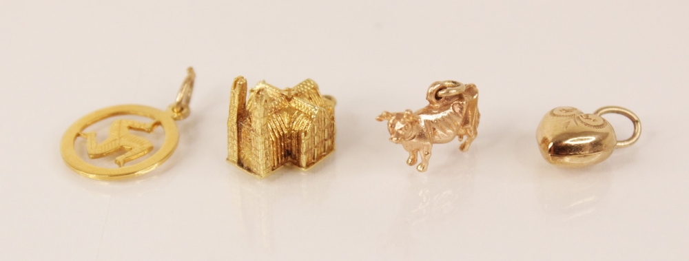 A 9ct gold charm modelled as Westminster Abbey, Cropp & Farr, London 1973, 17mm long, together