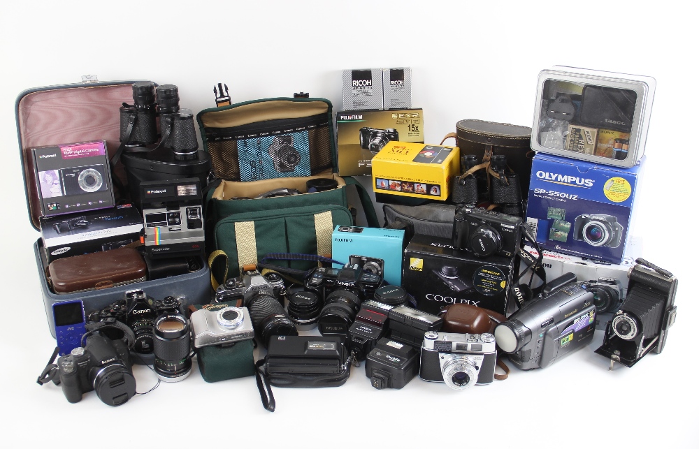 A selection of photographic equipment, to include: a 35mm Canon EOS 500 SLR camera with autofocus