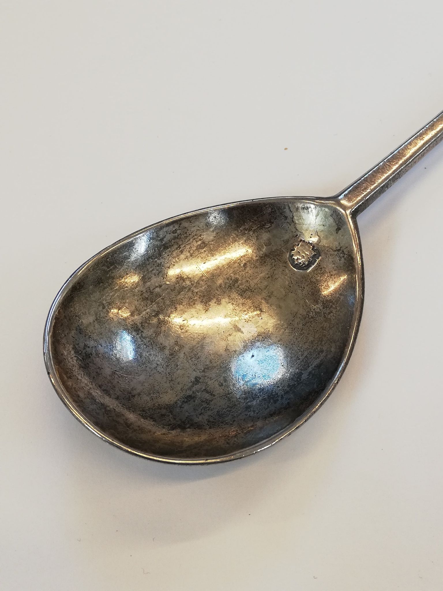 A Charles I silver seal-top spoon, Edward Hole, London 1636, the fig-shaped bowl set to a faceted - Bild 23 aus 26