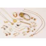 A selection of 9ct gold and gold coloured jewellery, to include a ladies 9ct gold vintage