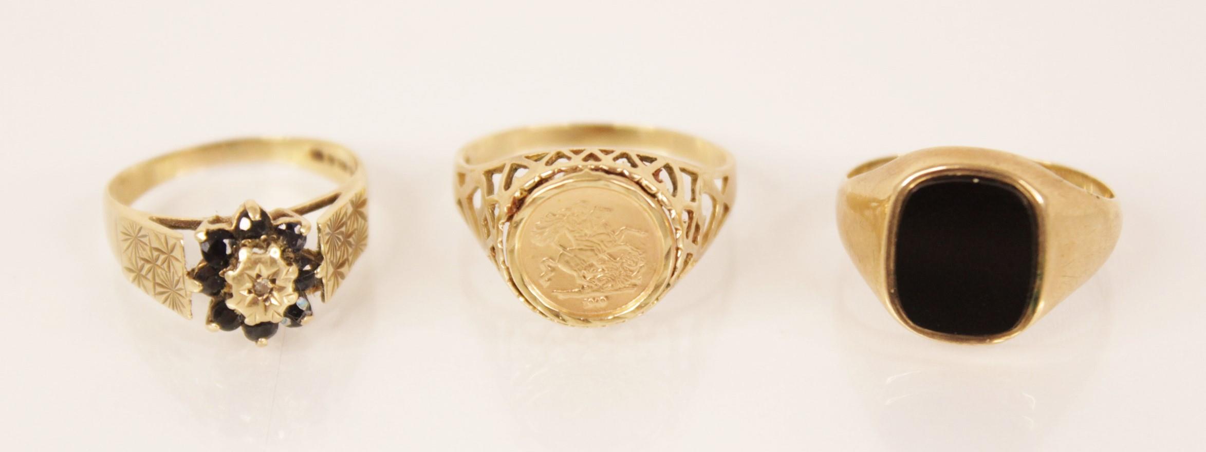 A 9ct gold signet ring, the central black panel measuring 12mm x 10mm, set to a plain polished 9ct - Bild 2 aus 2
