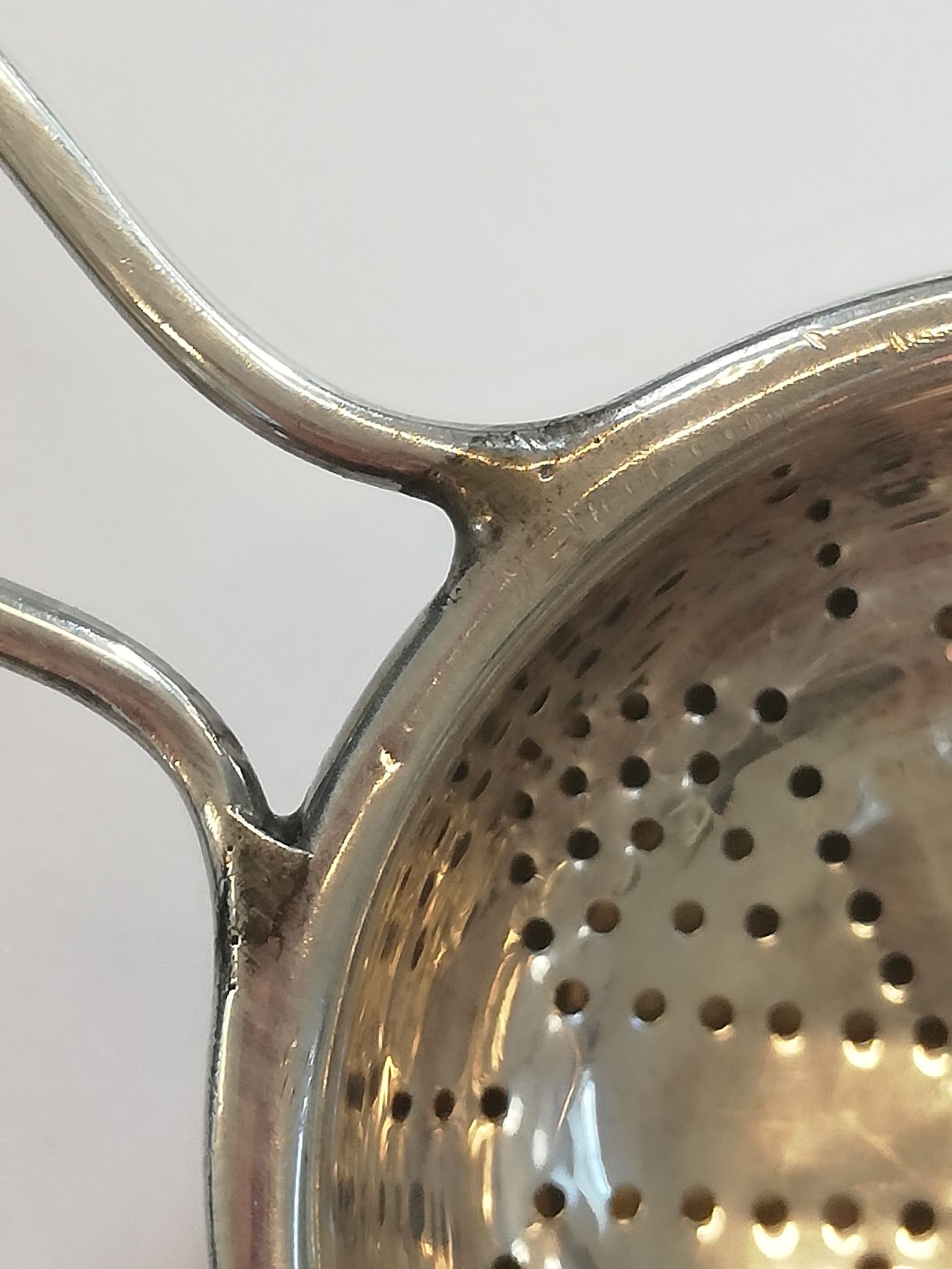 A George V silver tea strainer and stand, W J Myatt & Co, Birmingham 1933, the circular bowl with - Bild 6 aus 11