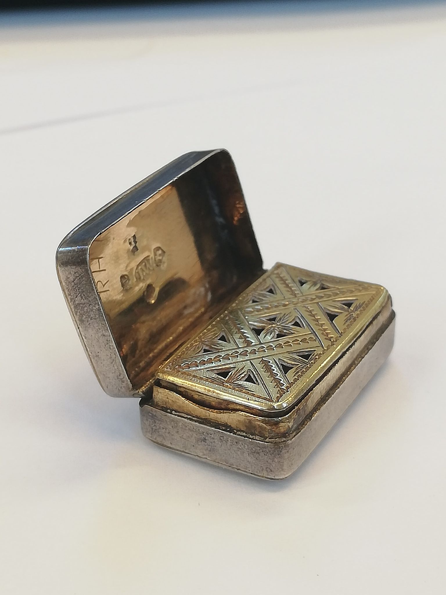 A George III silver vinaigrette, Joseph Willmore, Birmingham 1805, of plain polished rectangular - Bild 13 aus 16