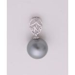 White gold pendant with pearl and diamond