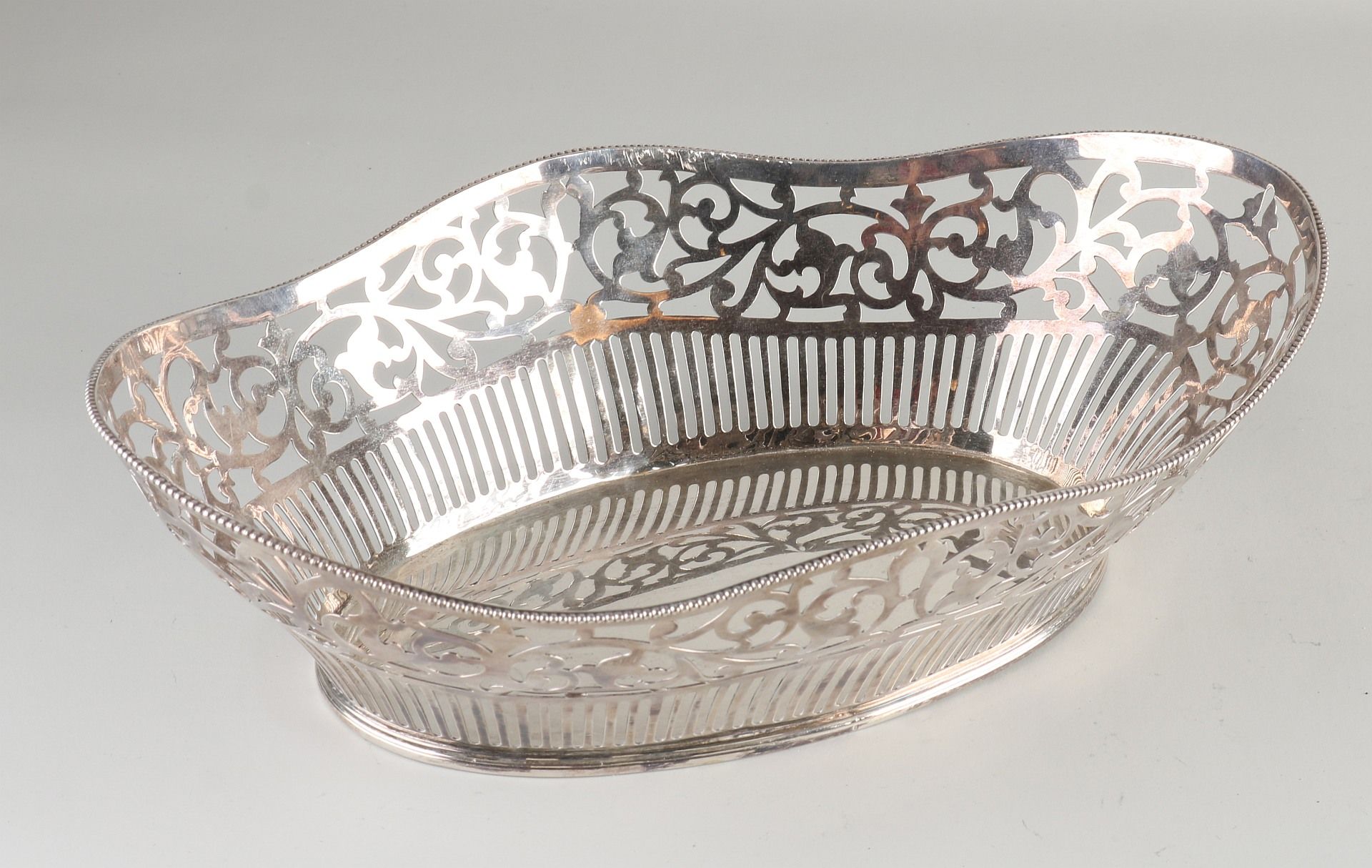 Silver bread basket - Image 2 of 2