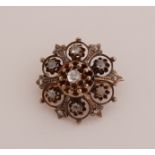 Gold round brooch with diamond