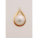 Yellow gold pendant with pearl and diamond