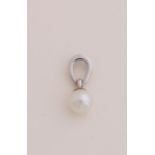 White gold pendant with pearl
