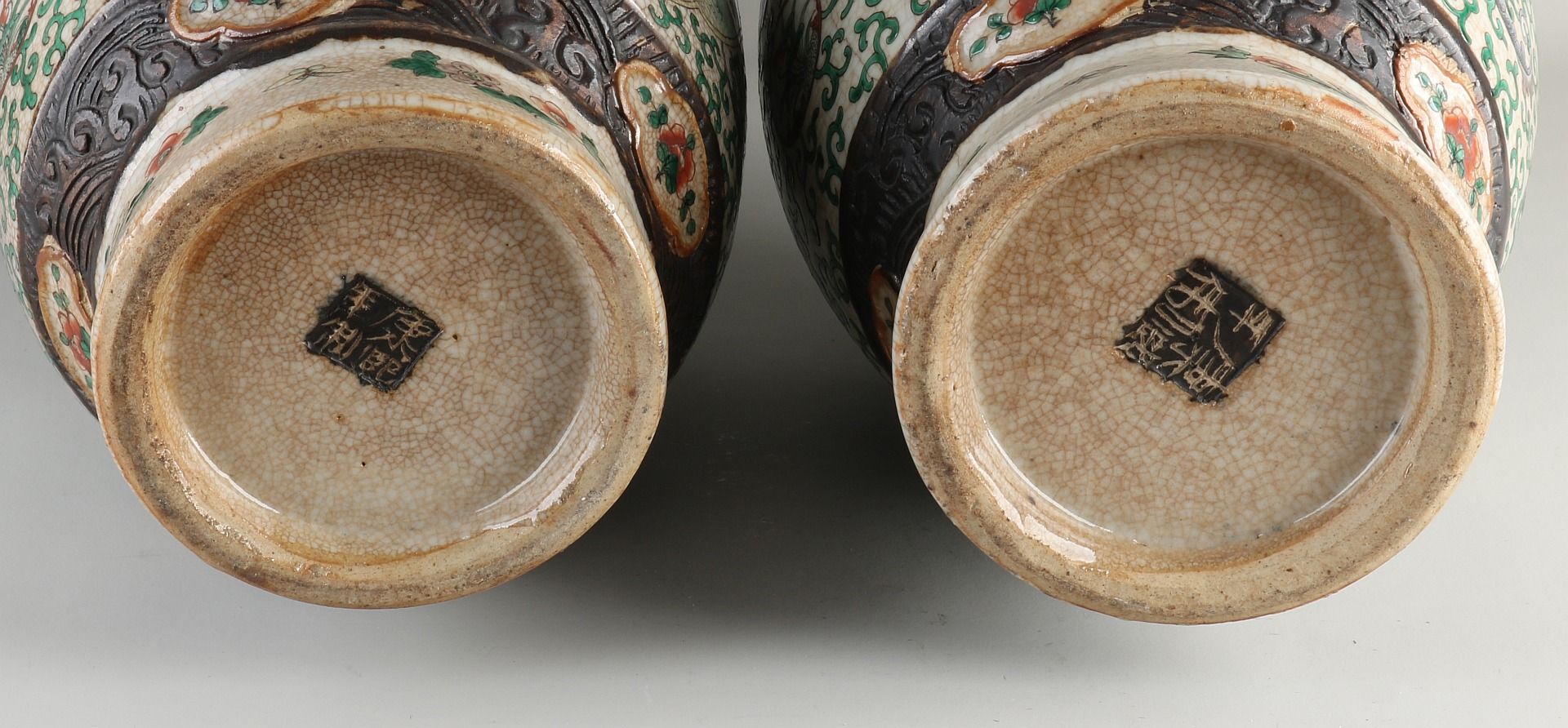 Pair of antique Chinese/Cantonese vases, H 45 cm. - Bild 3 aus 3