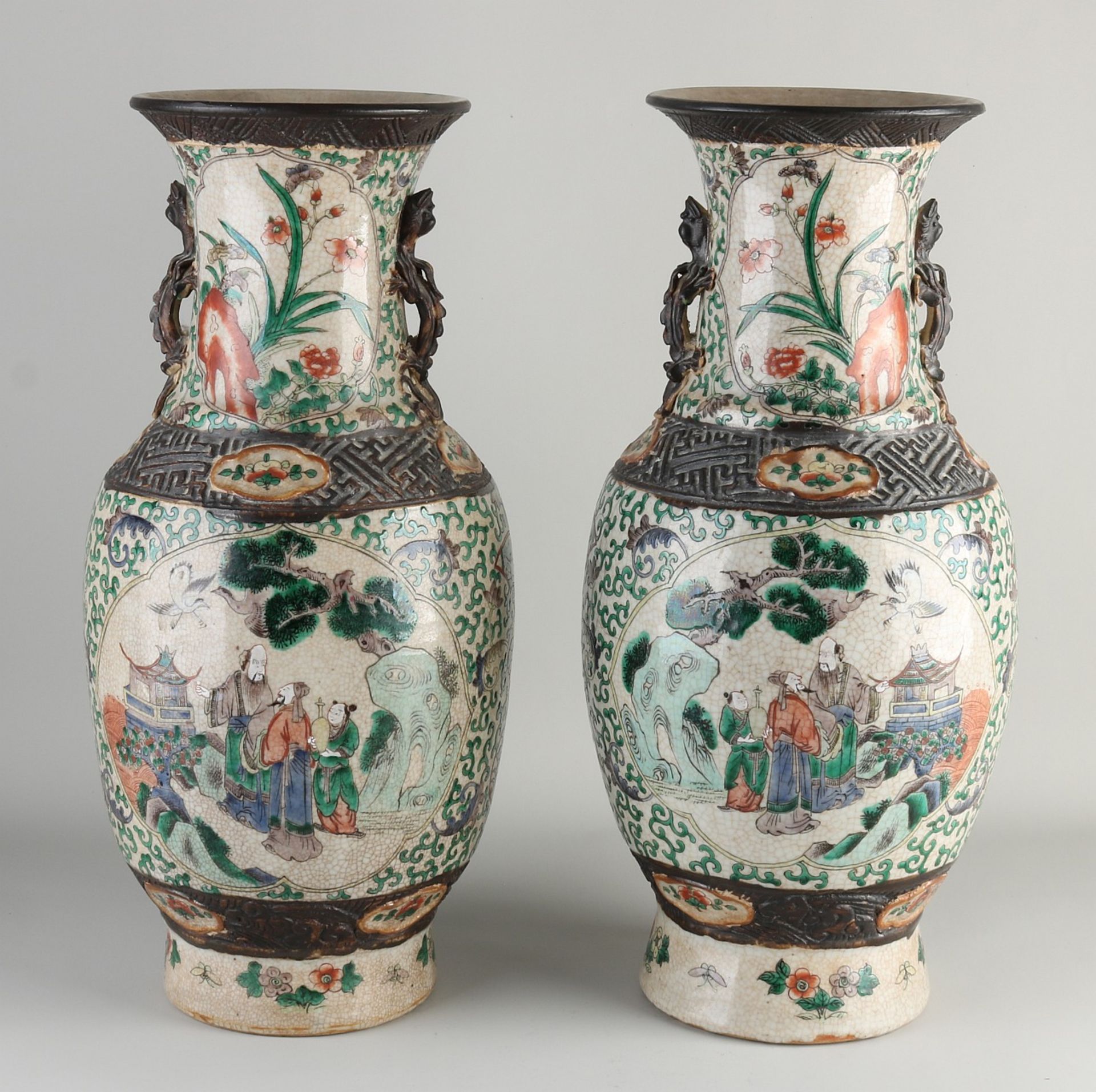 Pair of antique Chinese/Cantonese vases, H 45 cm. - Bild 2 aus 3