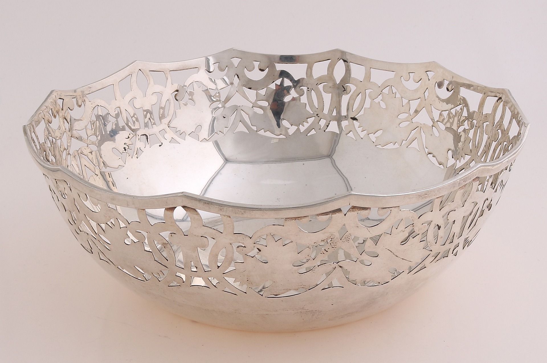 Silver puff basket