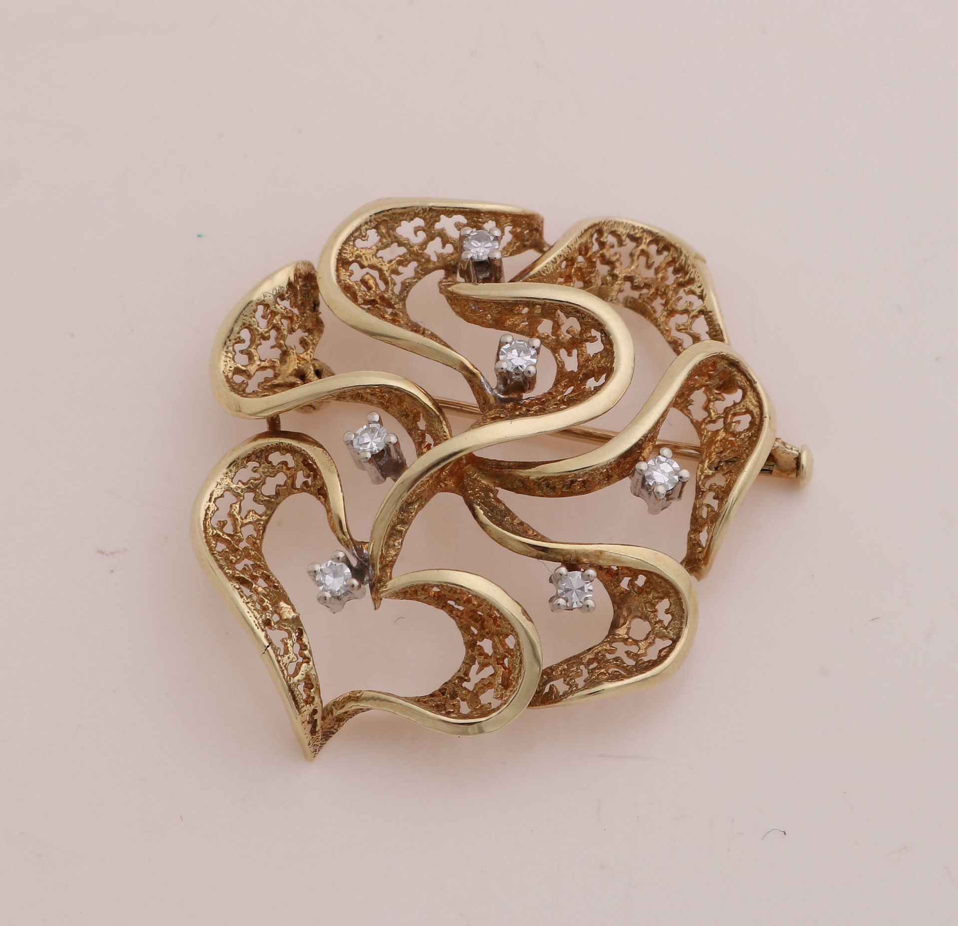 Gold brooch with diamond