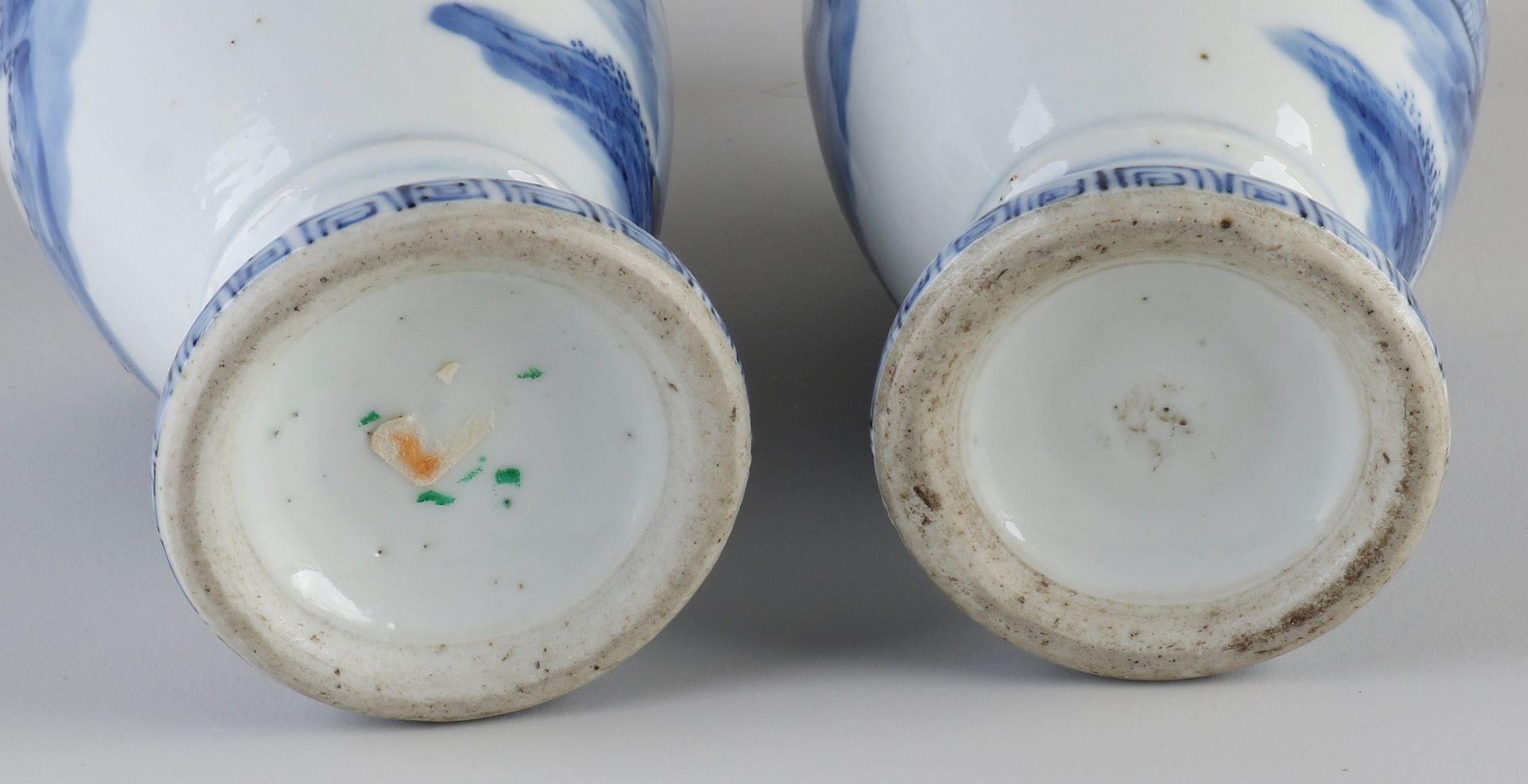 Two Chinese vases, H 16 cm. - Bild 3 aus 3