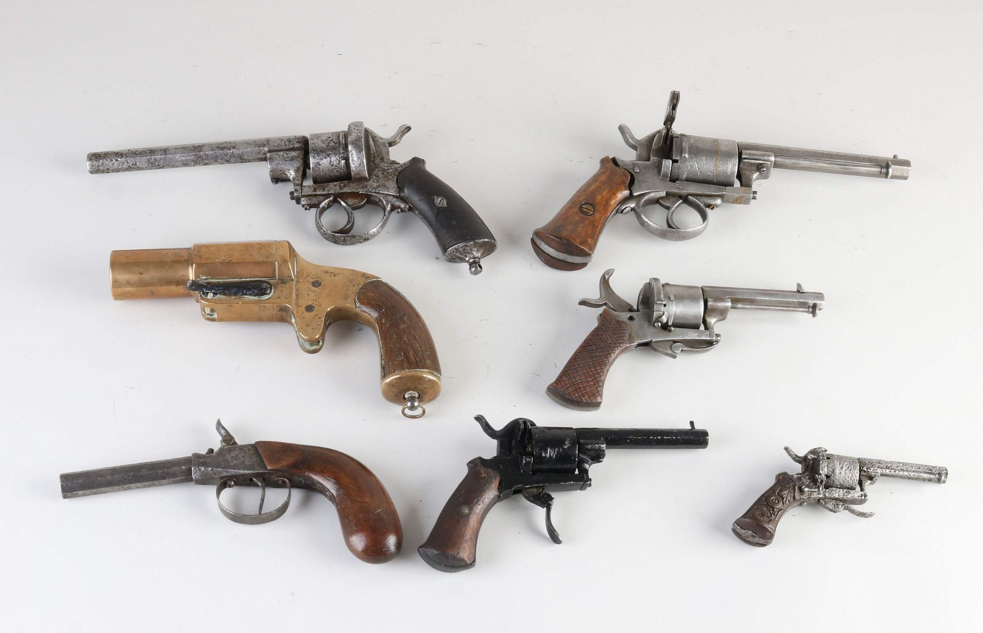7x Various antique pistols (defective)