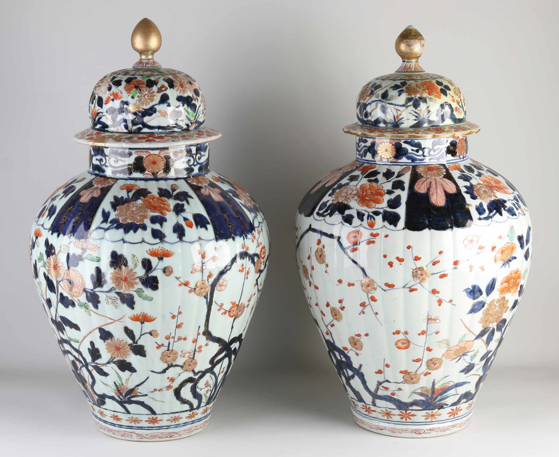 Two large 18th century Imari lidded pots - Image 2 of 2