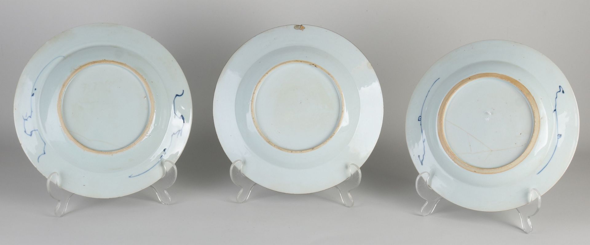 Three 18th century Chinese plates Ø 22-23 cm. - Bild 2 aus 2