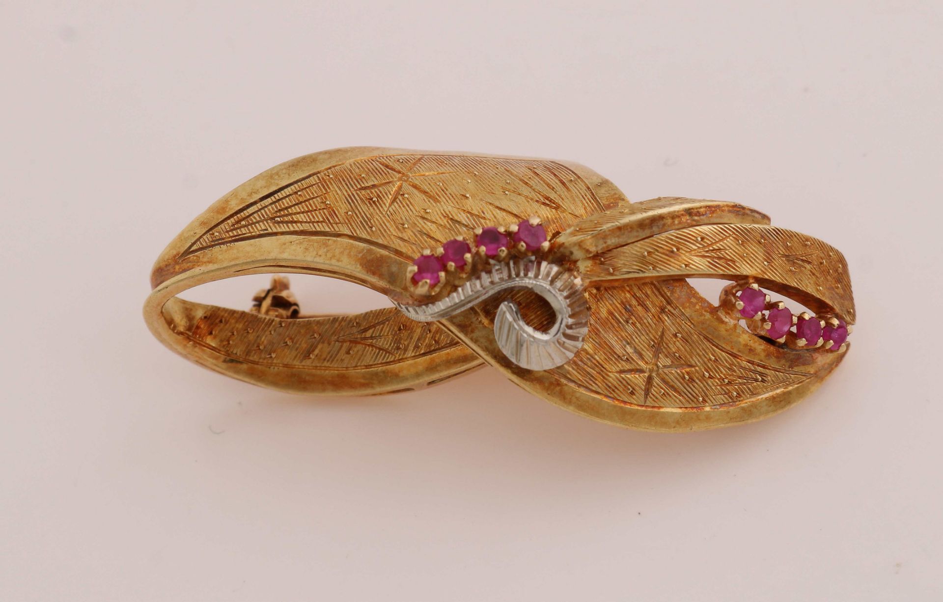 Yellow gold brooch with rubies