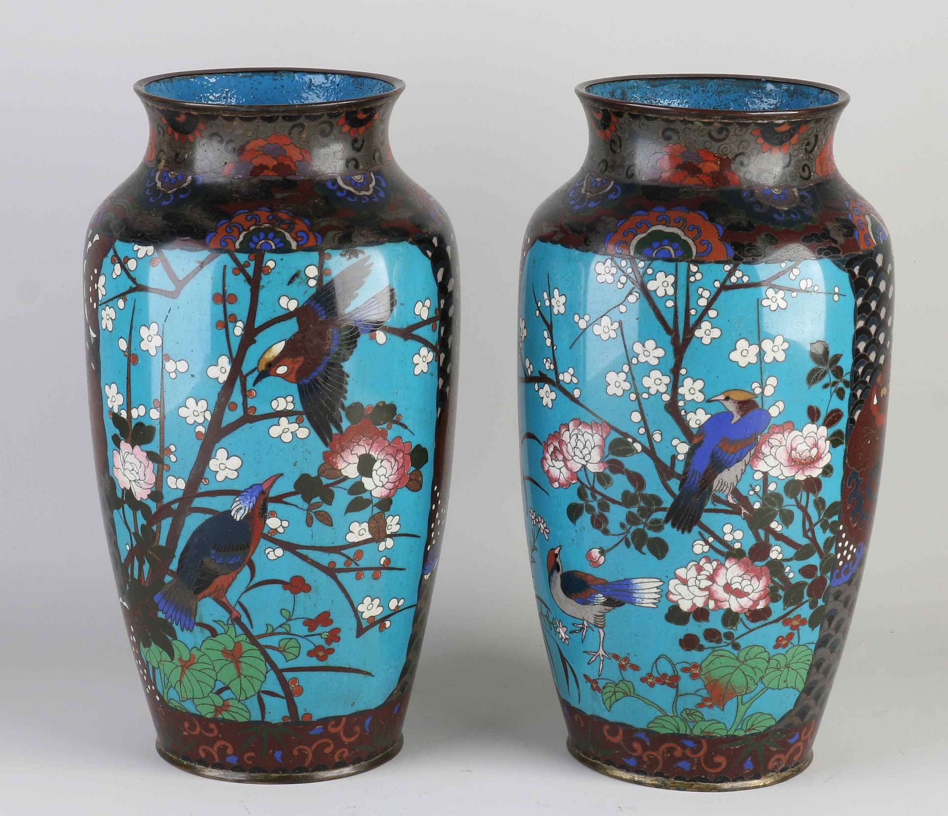 Two antique Japanese cloisonné vases, H 32 cm. - Bild 2 aus 2