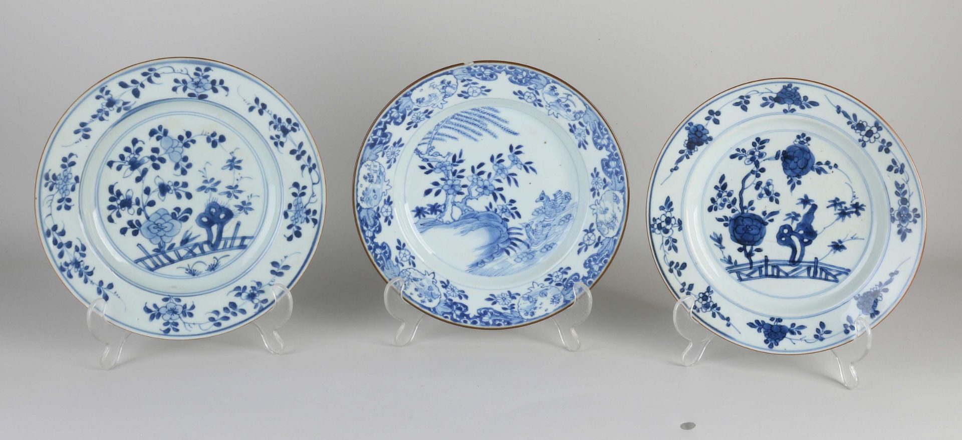 Three 18th century Chinese plates Ø 22-23 cm.