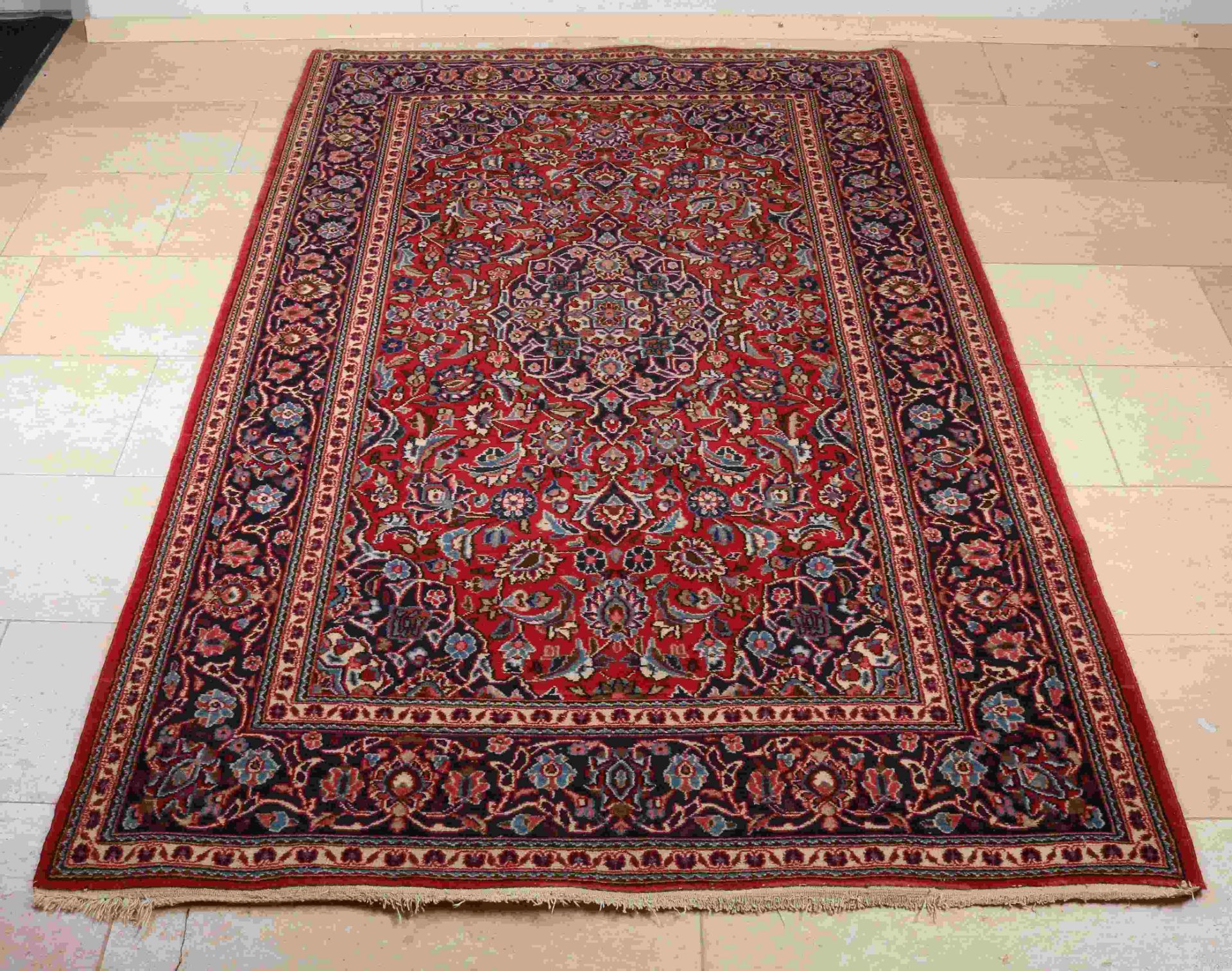 Large Persian rug, 217 x 131 cm.