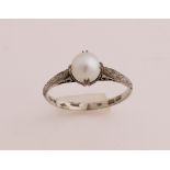 White gold ring with pearl