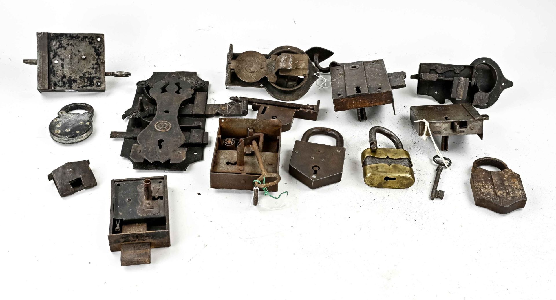 Lot antique cabinet + door locks