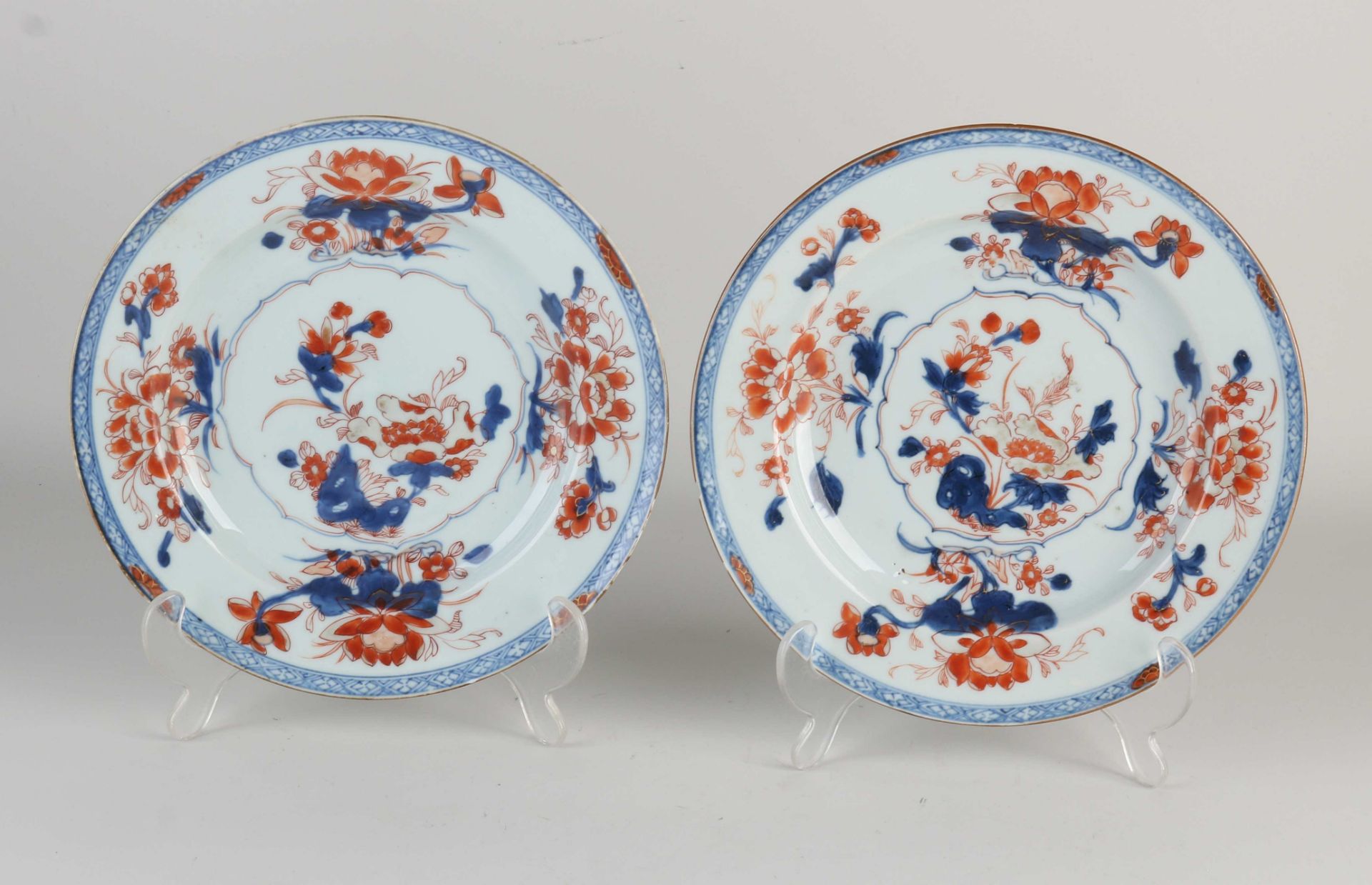 Two 18th century Chinese Imari plates, Ø 22.7 cm.