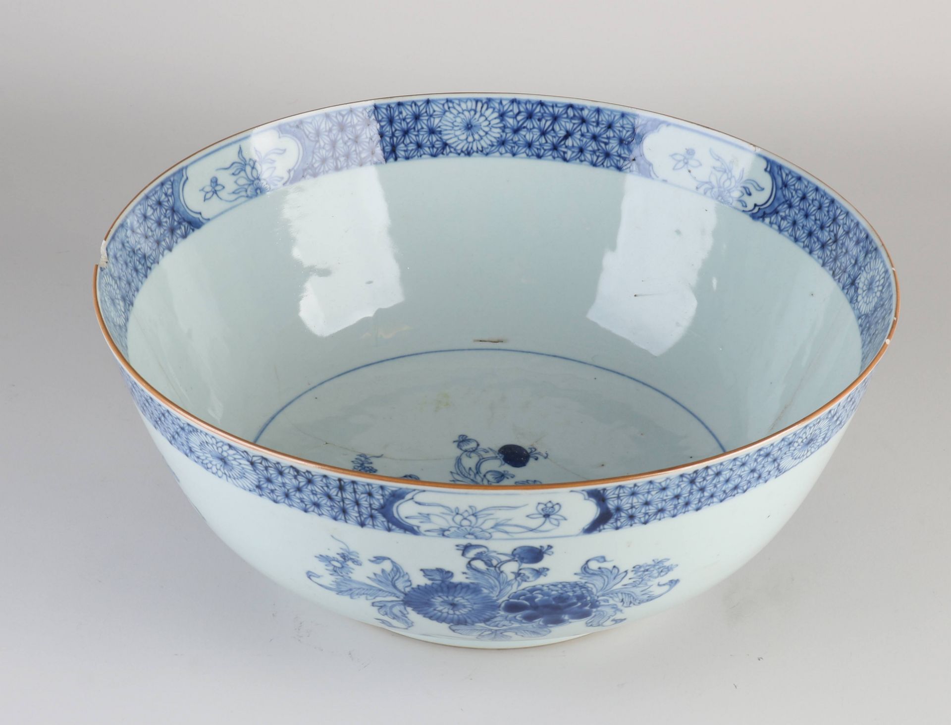 Large 18th century Chinese bowl Ø 33 cm.