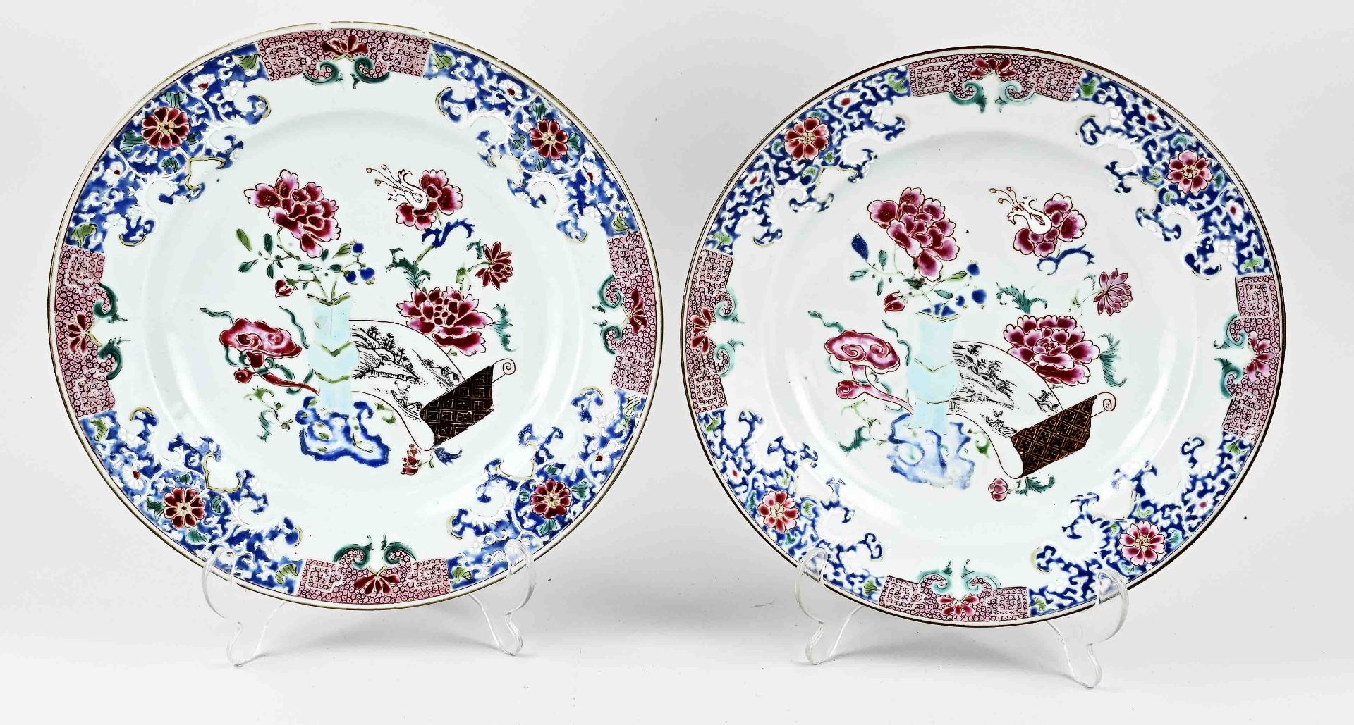 Two 18th century Chinese plates Ø 28 cm.