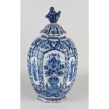 18th century Delft lid vase, H 40 cm.