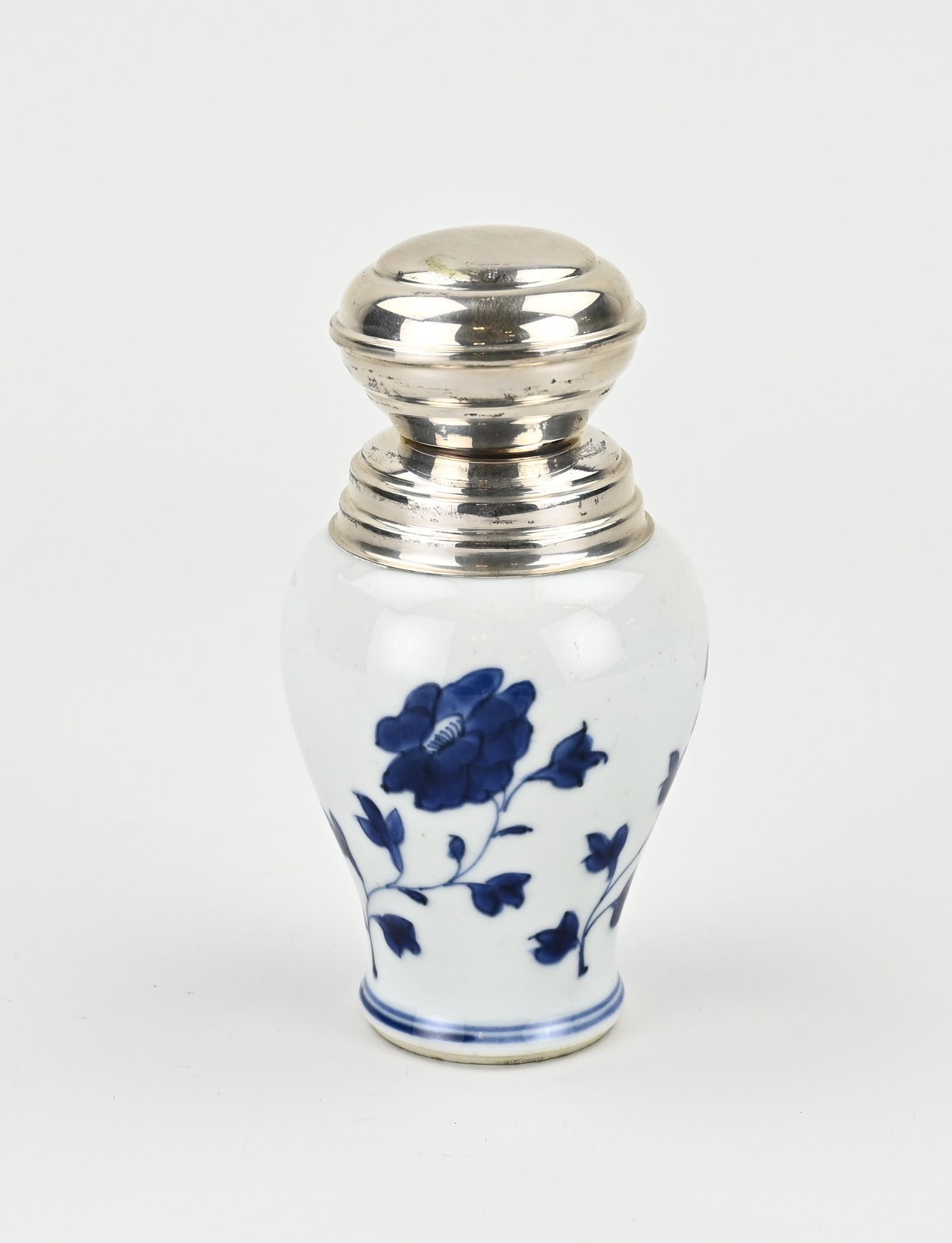18th century Chinese tea caddy with silver cap, H 13 cm.