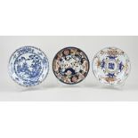 Three 18th century Chinese plates, Ø 4 - 7 cm.