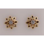 Yellow gold stud earrings with diamond