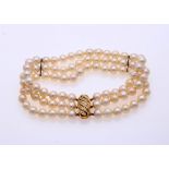 Pearl bracelet with gold lock