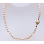 Pearl necklace with gold lock