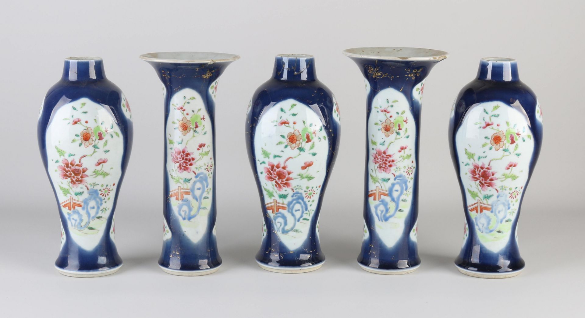 Five-piece 18th century Chinese garniture, H 23 - 24 cm.