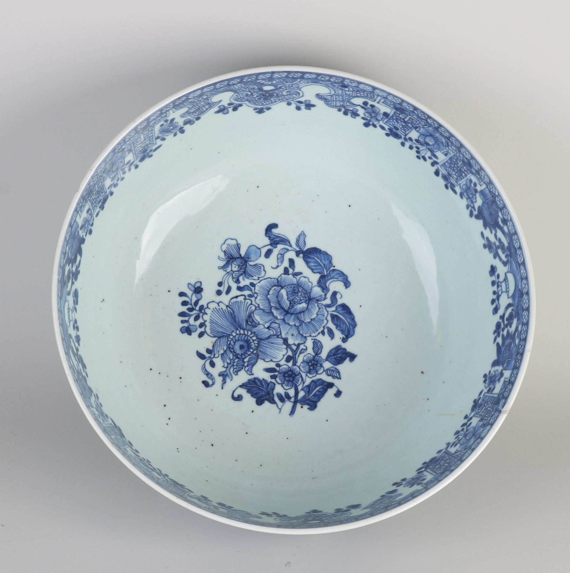 18th century Chinese bowl Ø 31.6 cm. - Bild 2 aus 3
