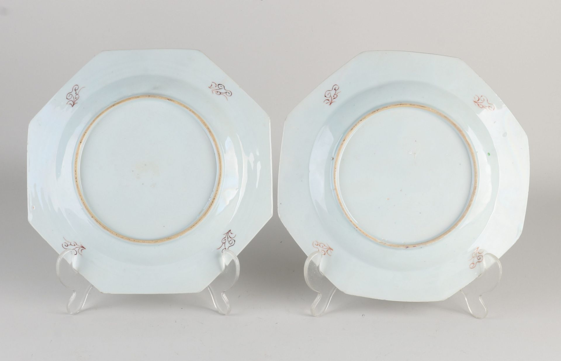 Two 18th century Chinese Family Rose dishes, Ø 21.3 - 21.5 cm. - Image 2 of 2