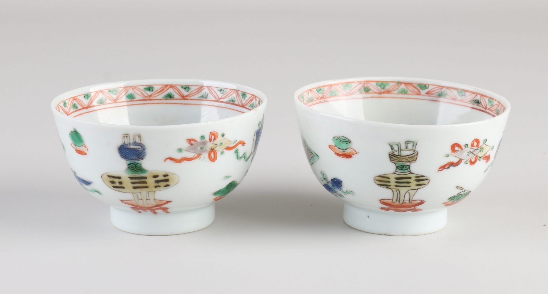 Two 18th century Kang Xi bowls Ø 8.2 cm.