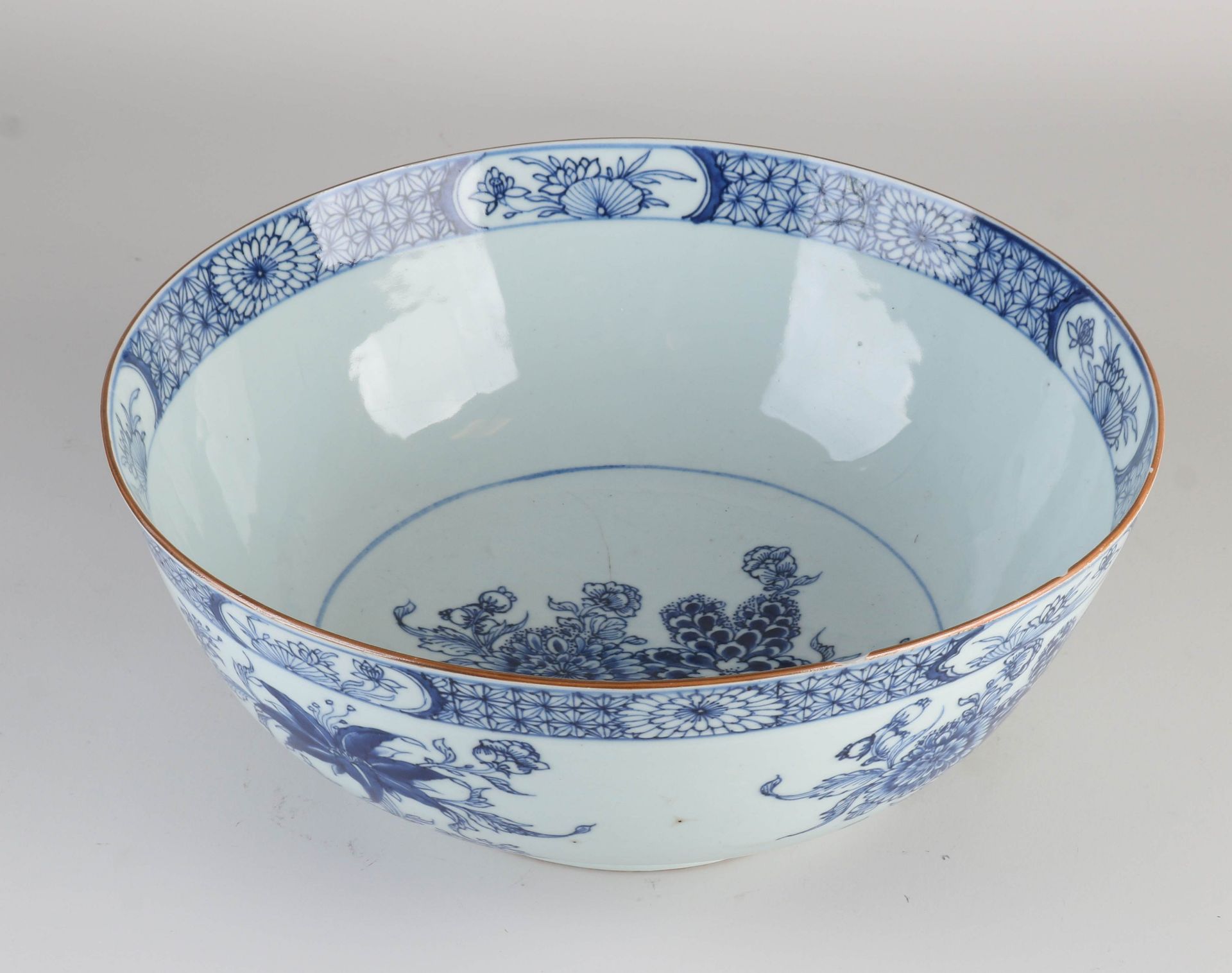 Chinese gueng lung bowl Ø 29.2 cm.