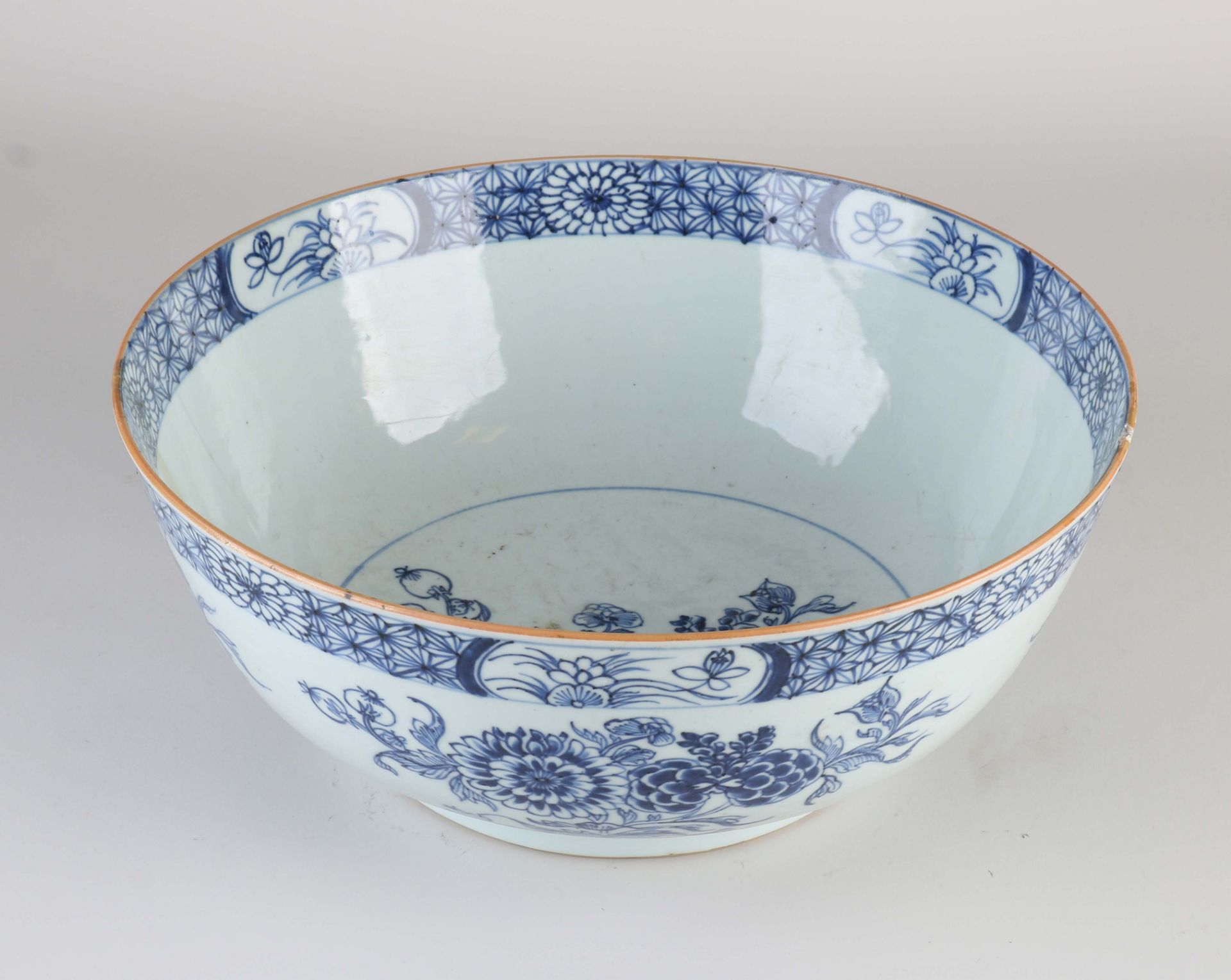 18th century Chinese bowl Ø 29 cm.
