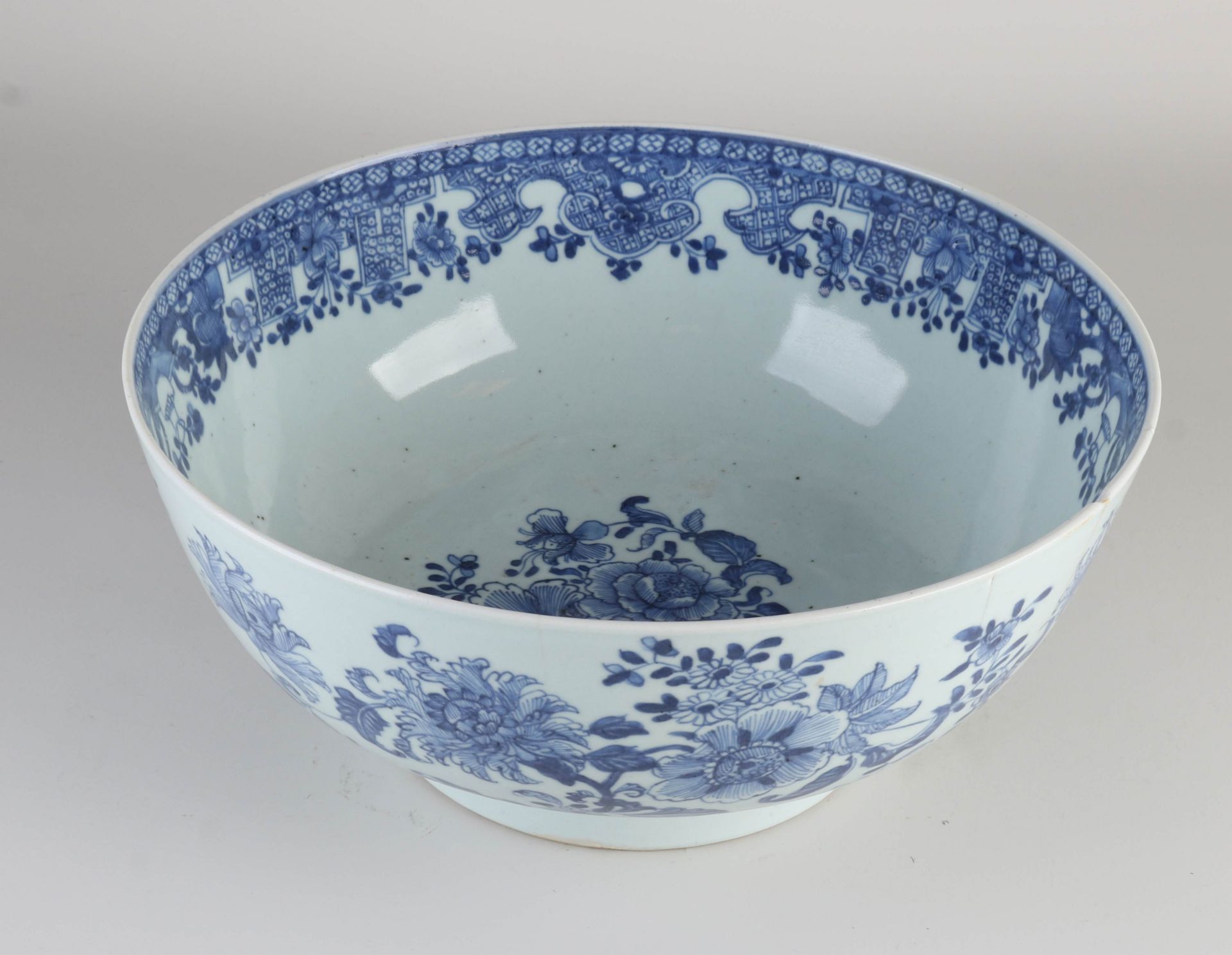 18th century Chinese bowl Ø 31.6 cm.