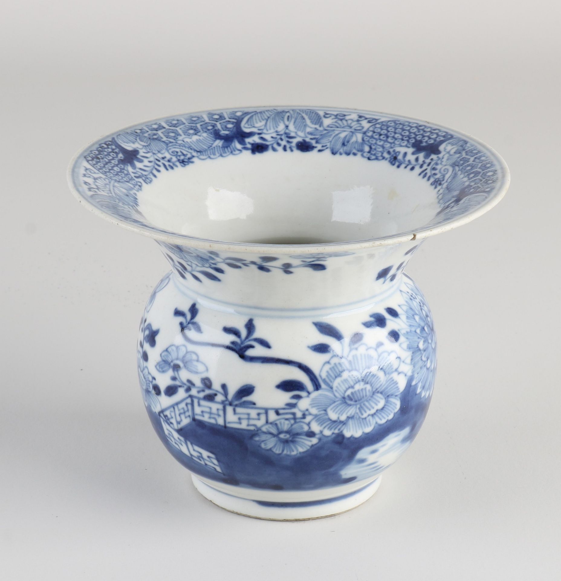 18th century Chinese spittoon Ø 13.2 cm.