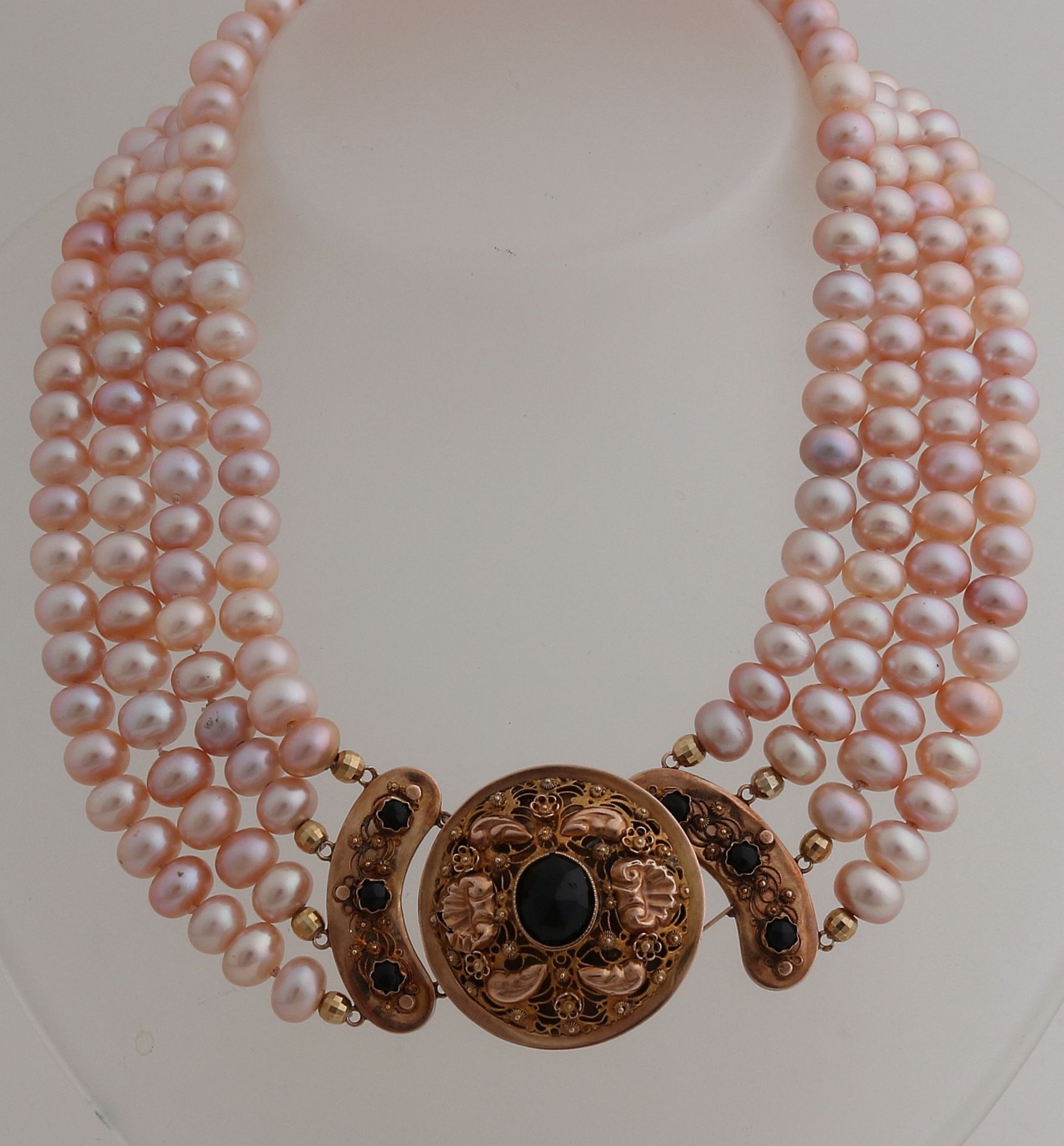 4-row pearl necklace