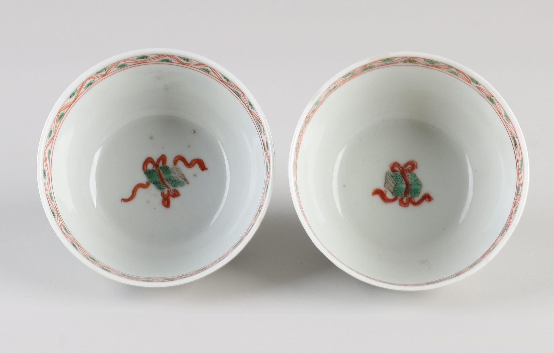 Two 18th century Kang Xi bowls Ø 8.2 cm. - Image 2 of 3